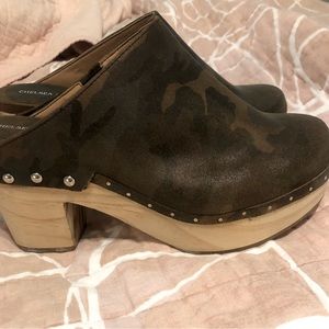 Chelsea & Violet Jana Clog Leather Studded Wood Camo print Block Heel Comfort 8